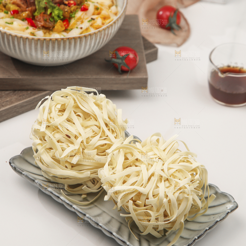 白底上放着一盘拉面面饼