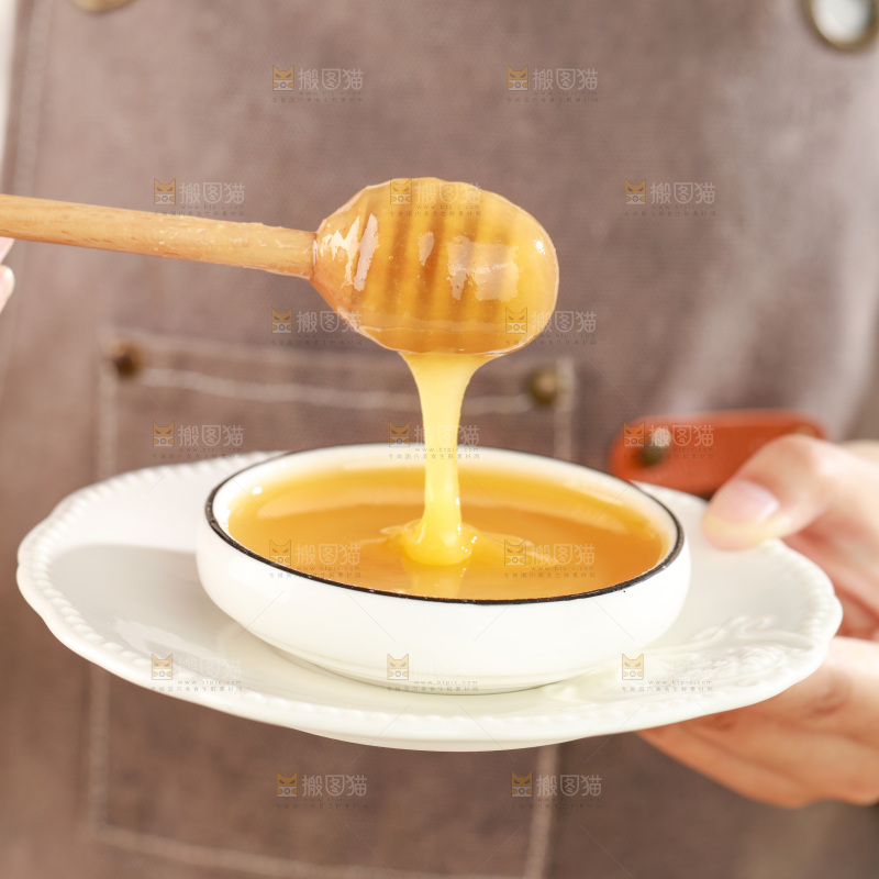 碗里放着蜂王浆