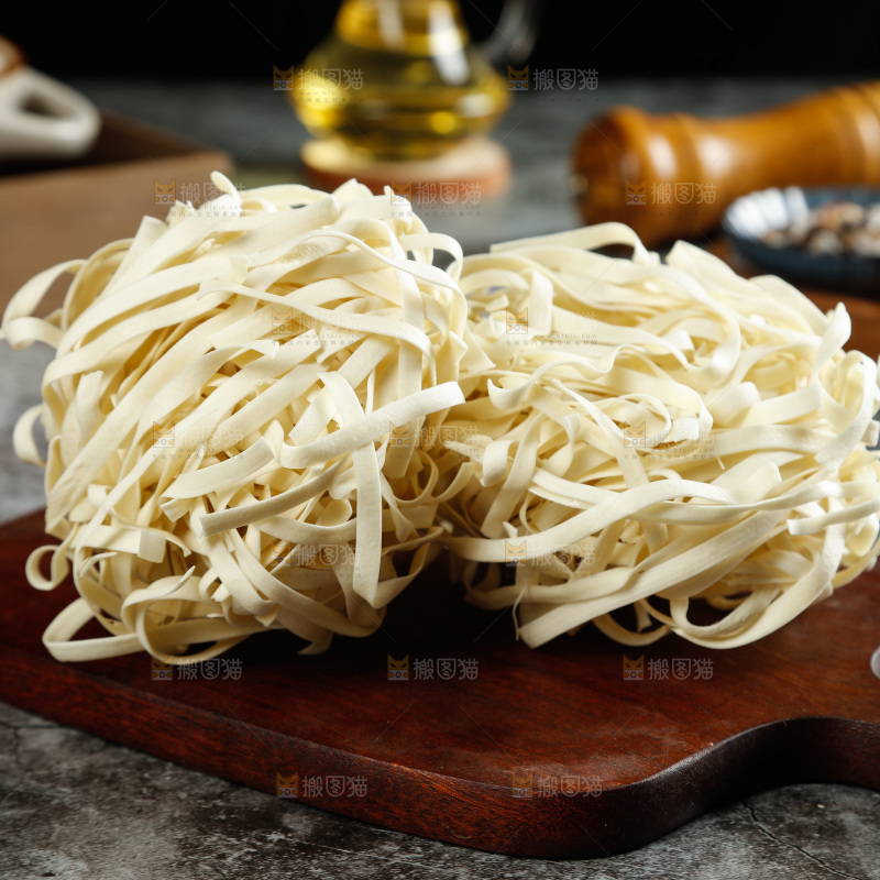 木底上放着面饼