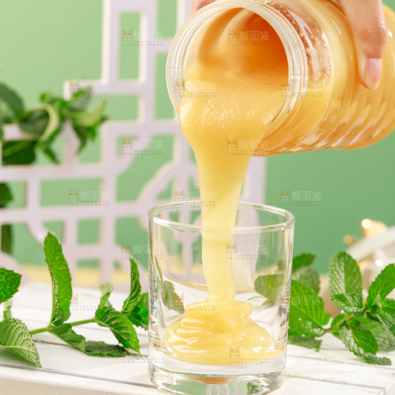 杯子里装着蜂王浆