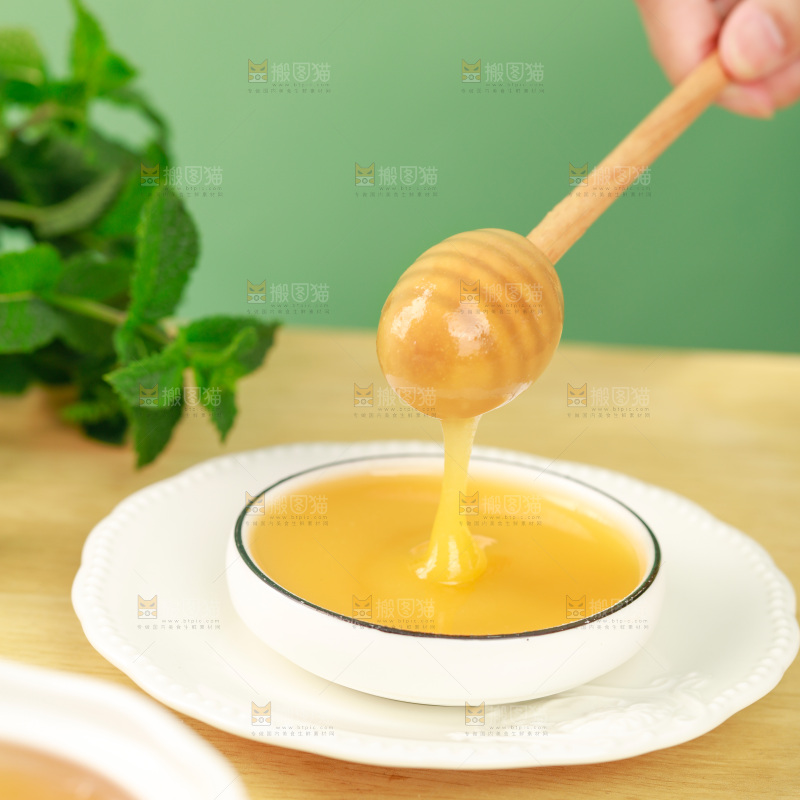 碗里放着蜂王浆
