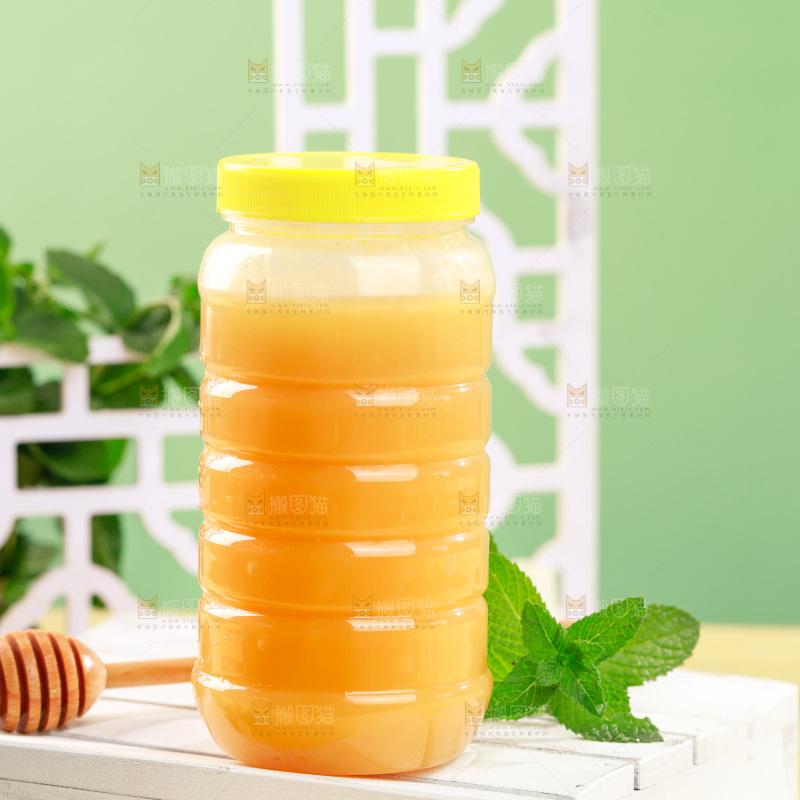 杯子里装着蜂王浆