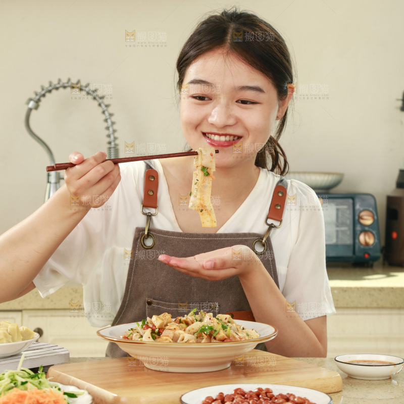 女孩正在吃凉皮