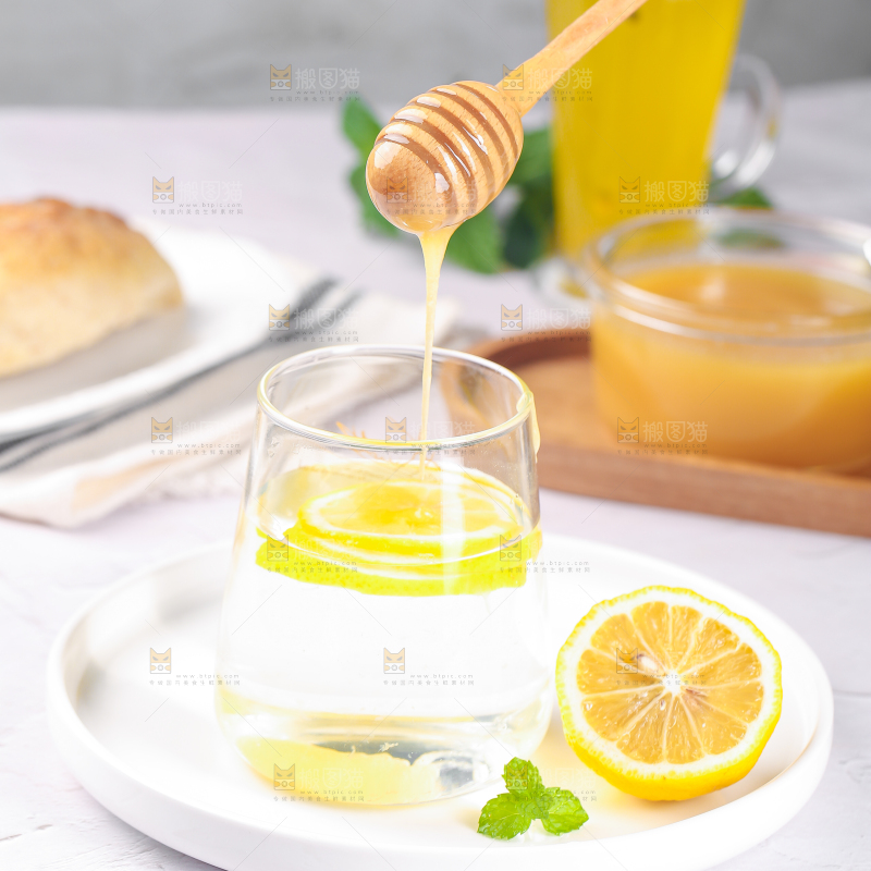 白底上放着一杯蜂蜜茶