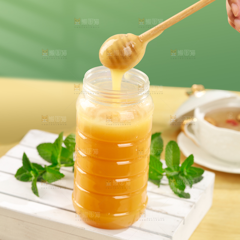杯子里装着蜂王浆