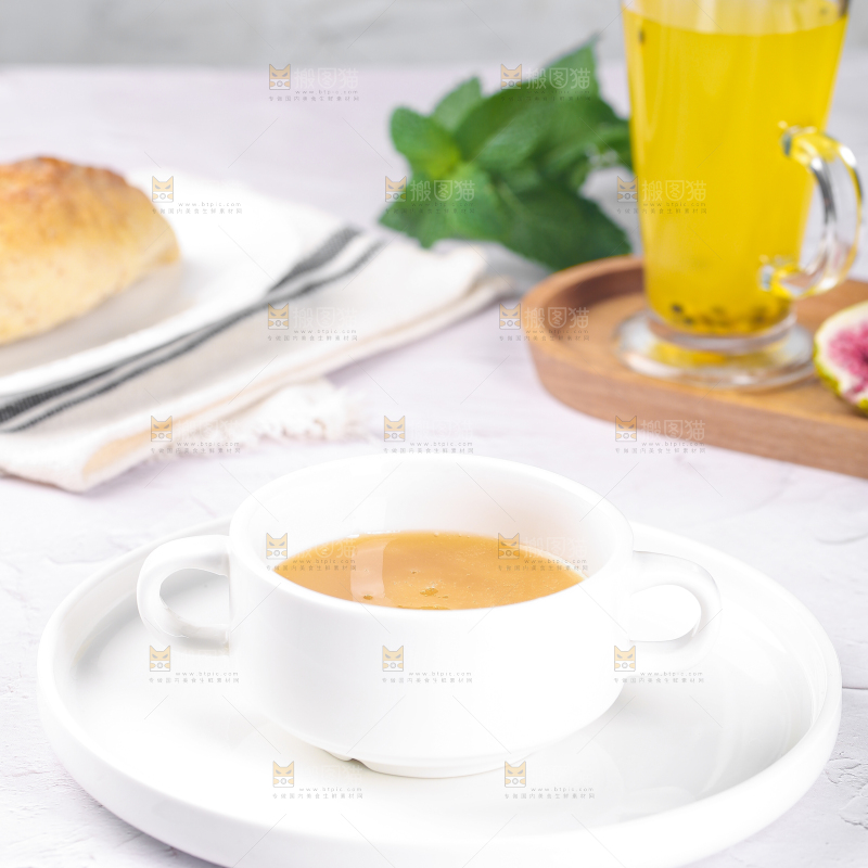 白底上放着一杯百花蜂蜜