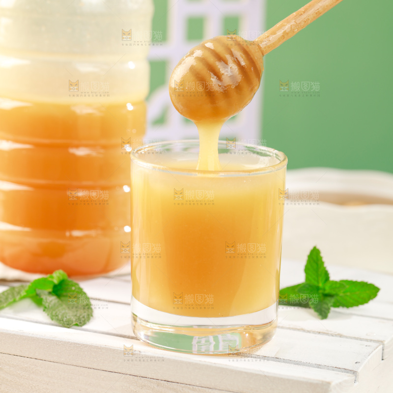 杯子里装着蜂王浆