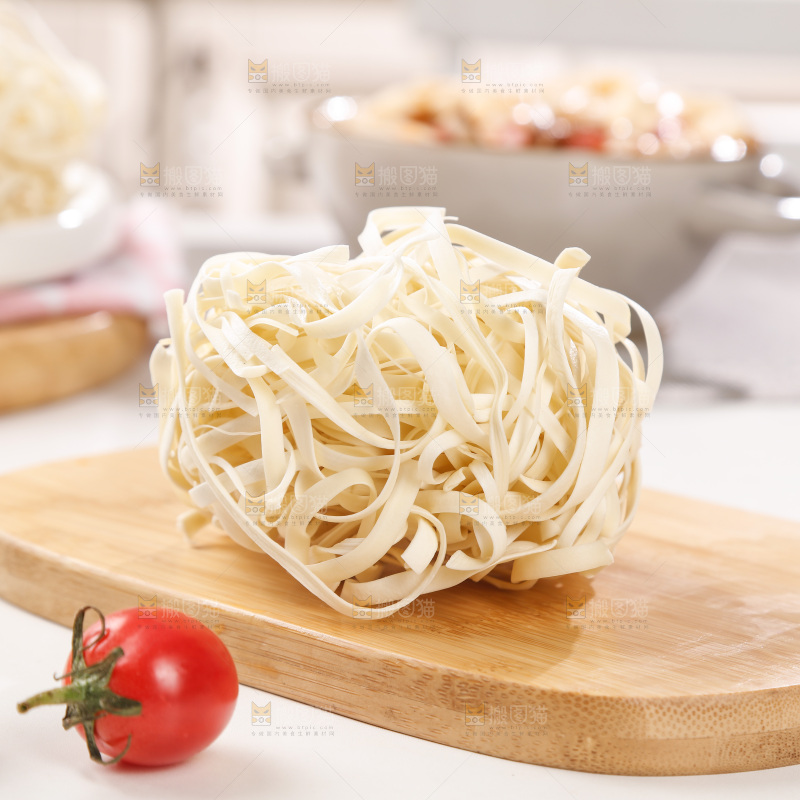 木板上放着拉面面饼
