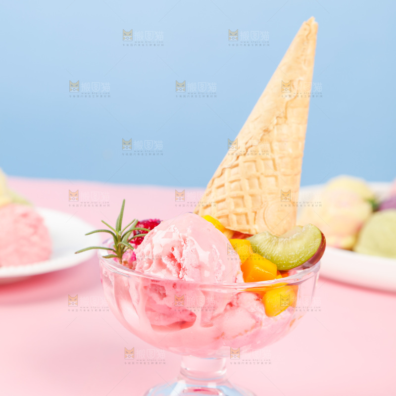 杯子里放着冰激凌