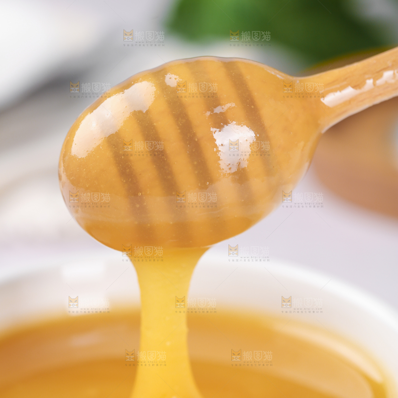 白底上放着一杯百花蜂蜜