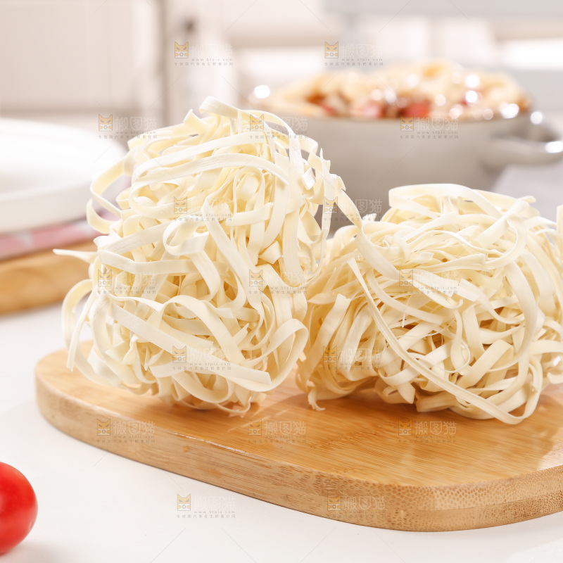 木板上放着拉面面饼