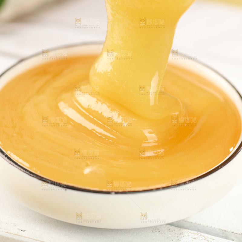 白底上放着蜂王浆