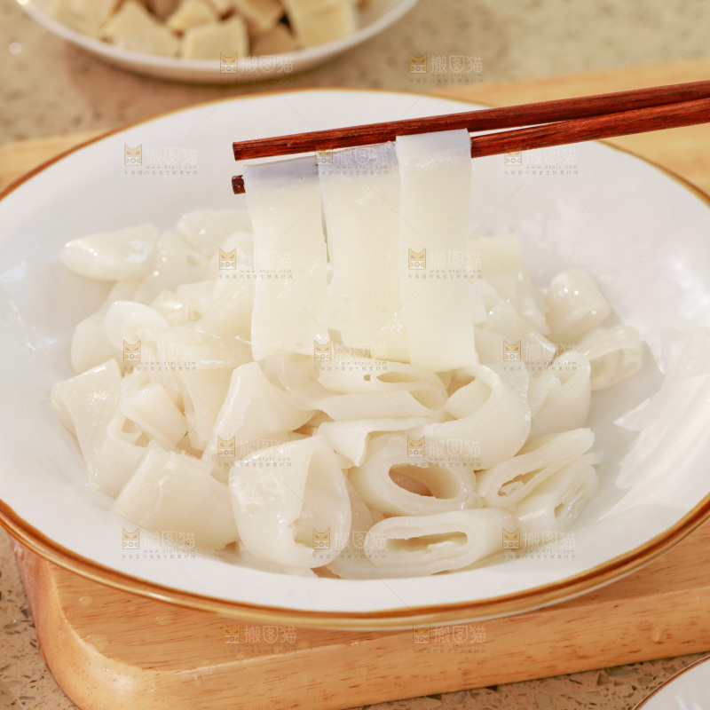 筷子上夹着凉皮