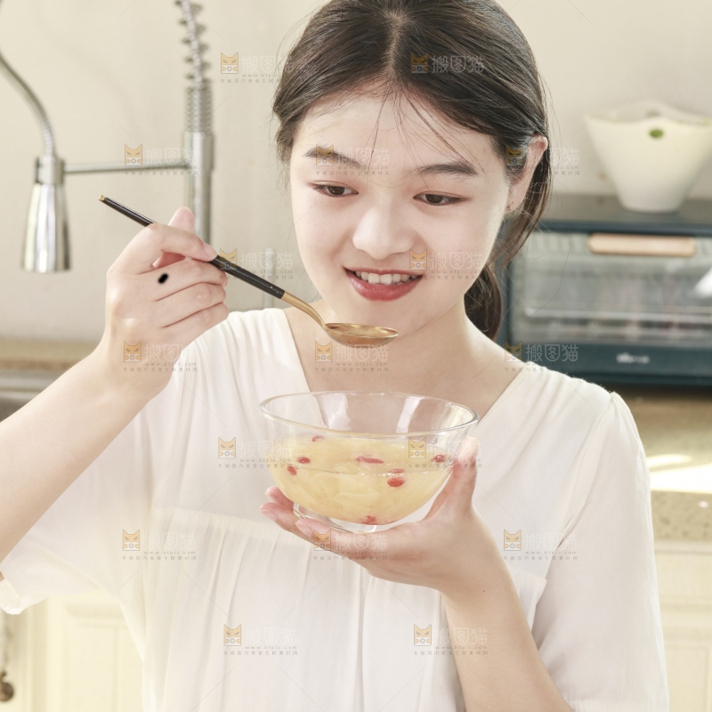 女孩正在喝蜂蜜银耳羹