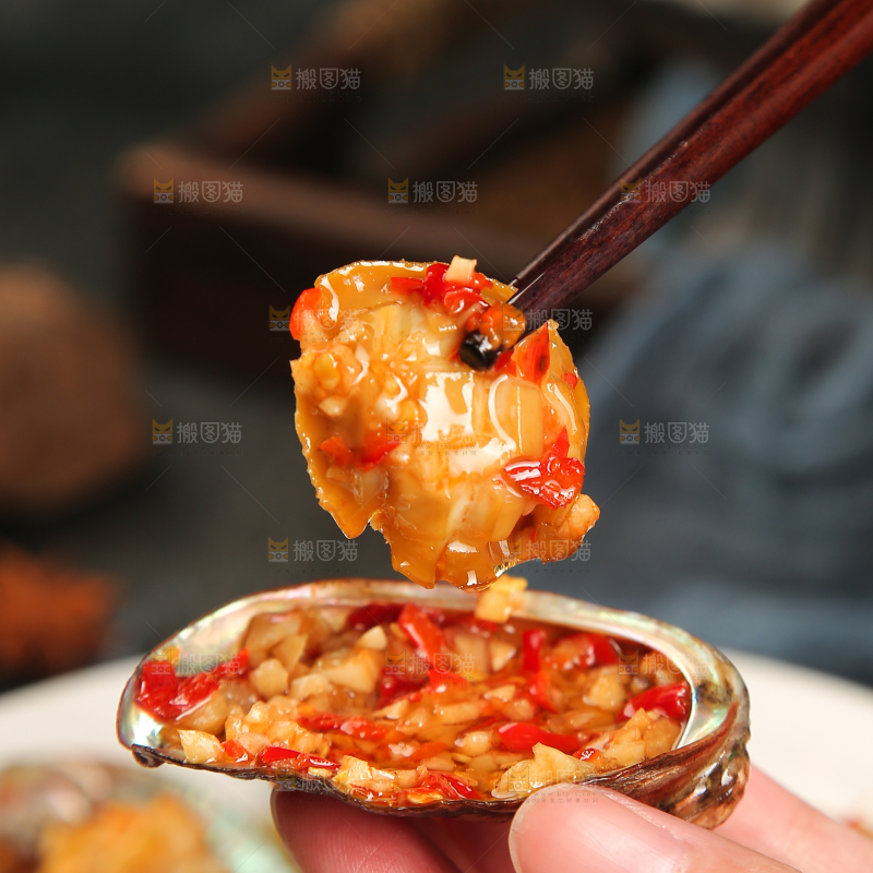 筷子上夹着蒜蓉鲍鱼