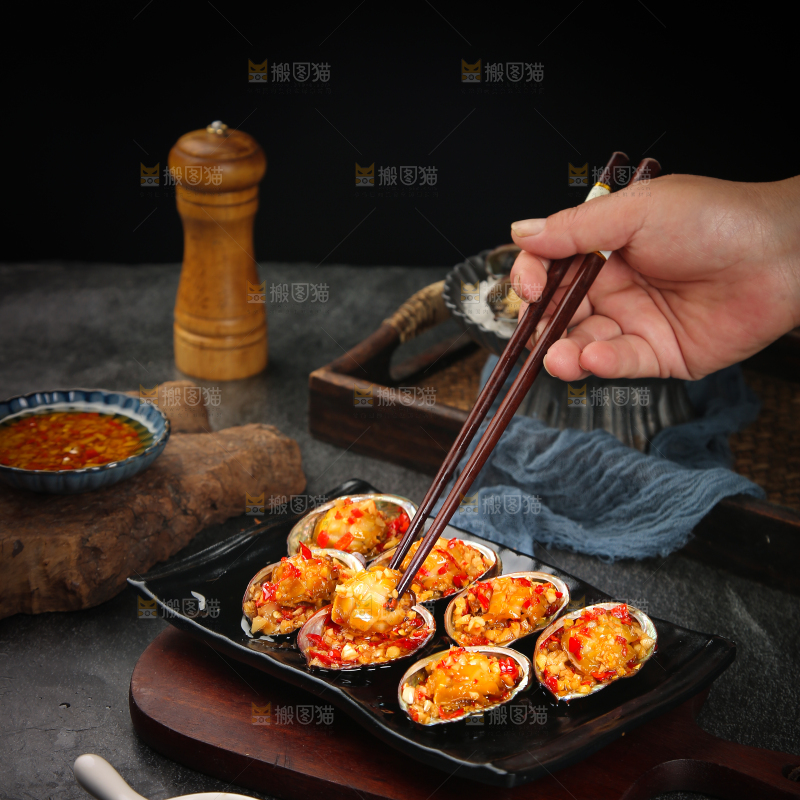 筷子上夹着清蒸鲍鱼