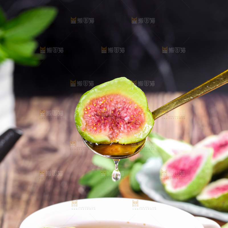 勺子上舀着无花果干