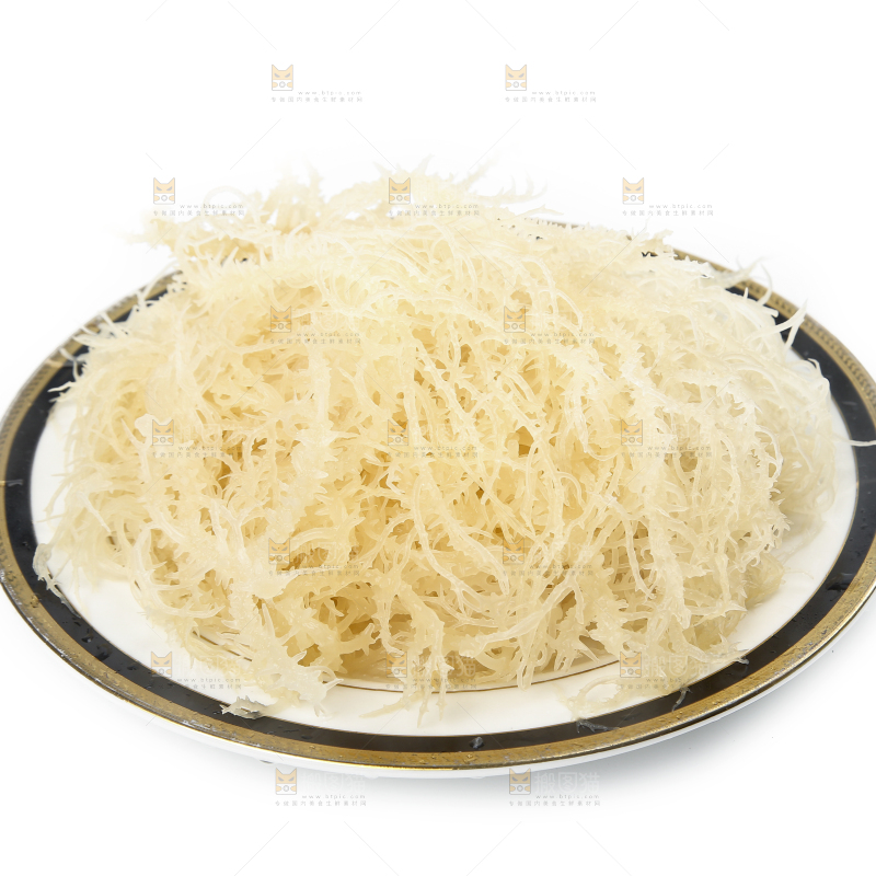 白底上放着一盘龙须菜