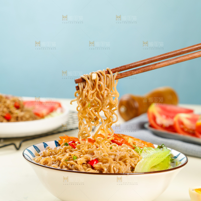 筷子上夹着龙虾拌面