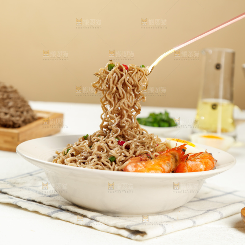 叉子上的葱油拌面