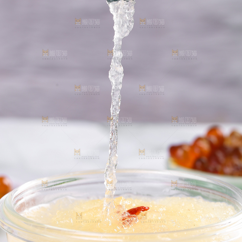 筷子上夹着雪燕