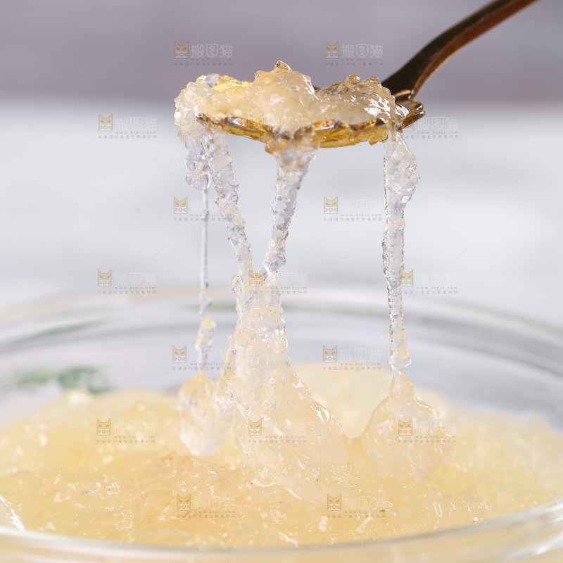勺子上舀着雪燕