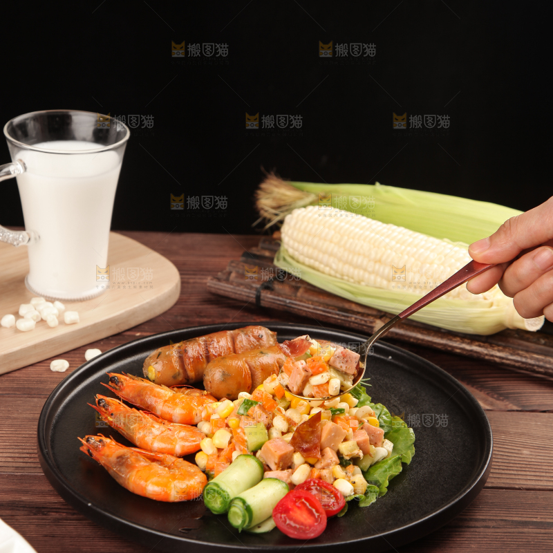 木底上放着一盘轻食餐