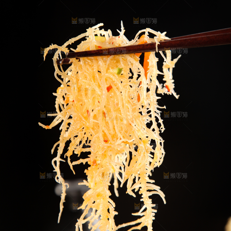 筷子上夹着龙须菜