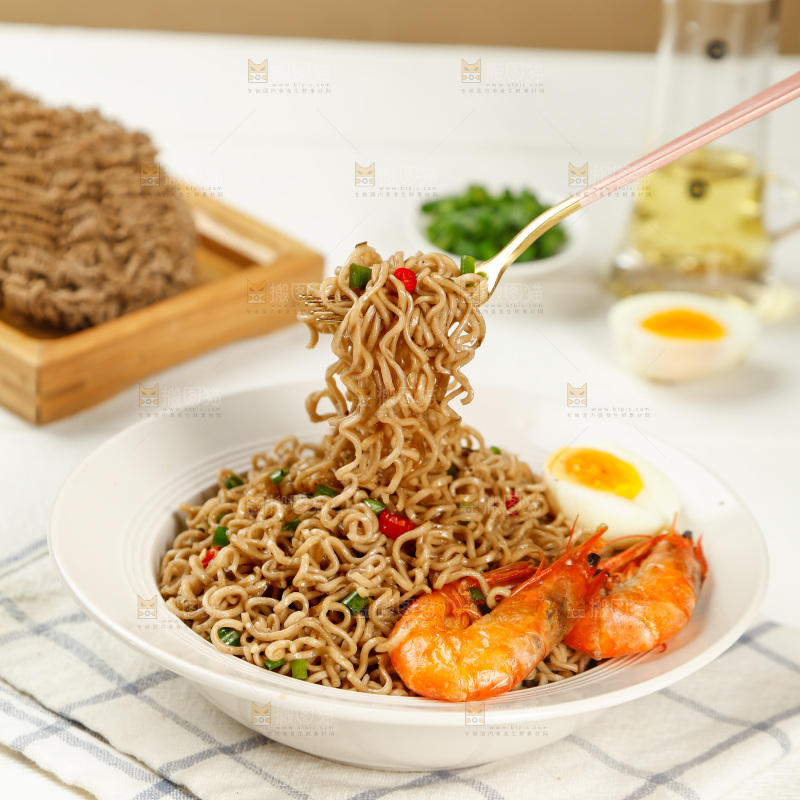 叉子上的葱油拌面