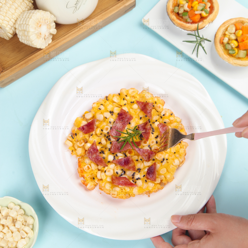 叉子上叉着玉米饼