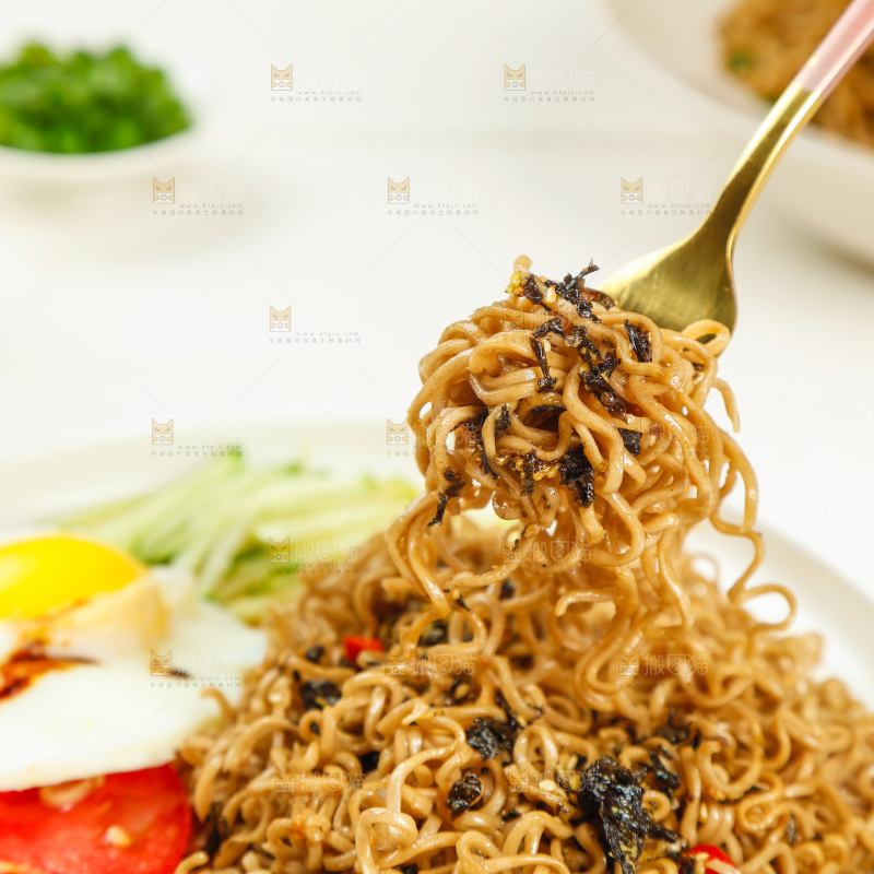叉子上的葱油拌面