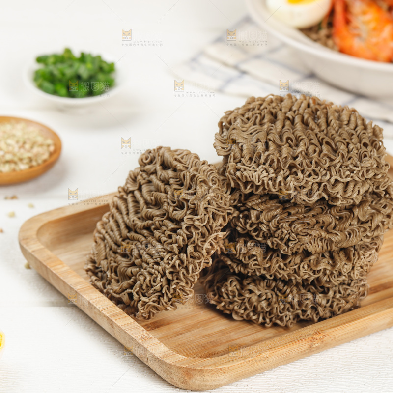 木板上放着面饼