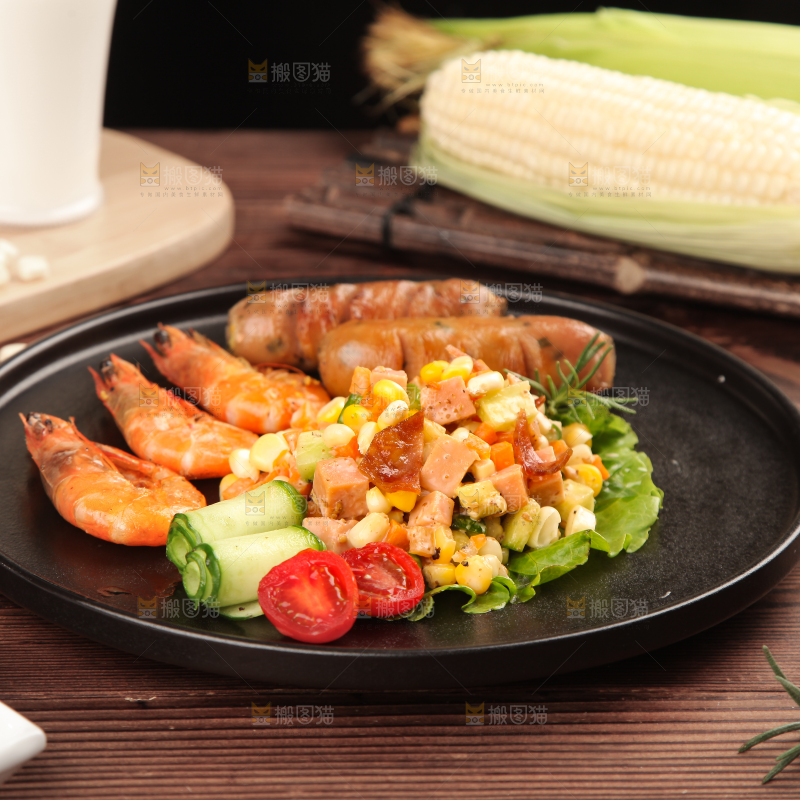 木底上放着一盘轻食餐