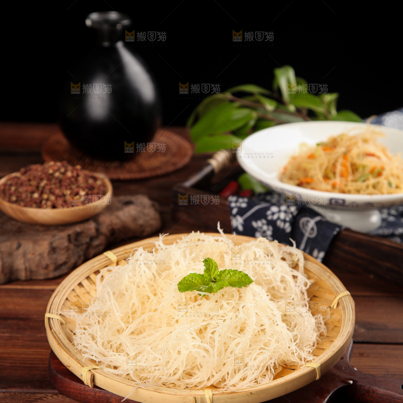 木盘里放着龙须菜