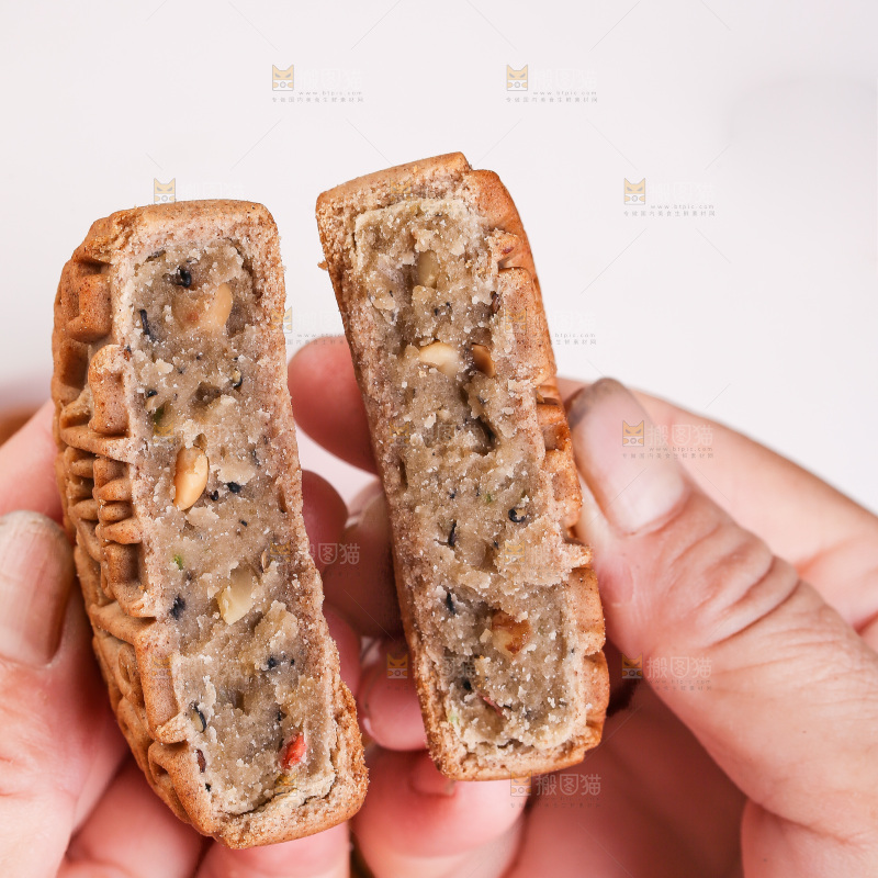 手拿着掰开的荞麦五仁月饼