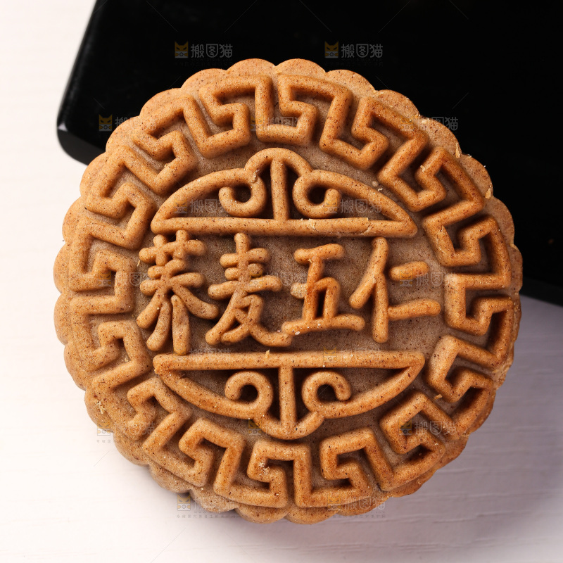 白底上的荞麦五仁月饼
