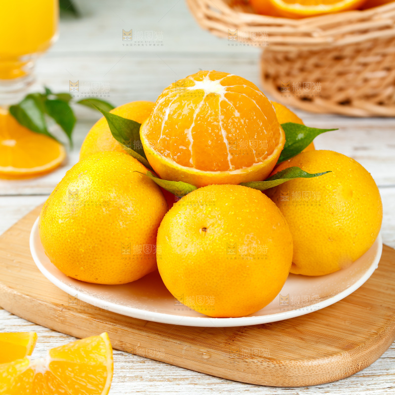 木板上摆放着一盘爱媛果冻橙