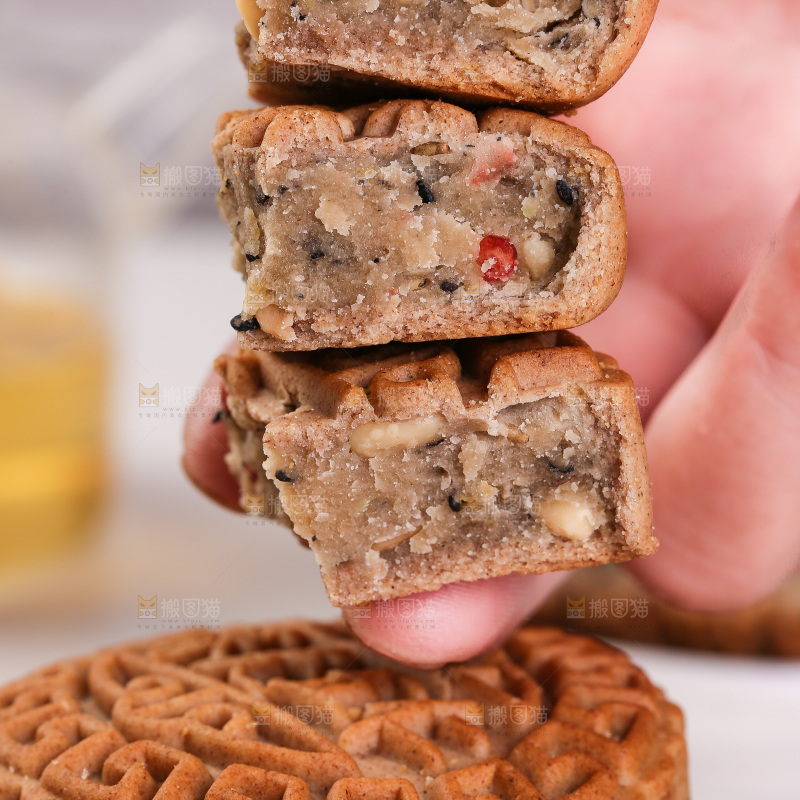 手拿着荞麦五仁月饼