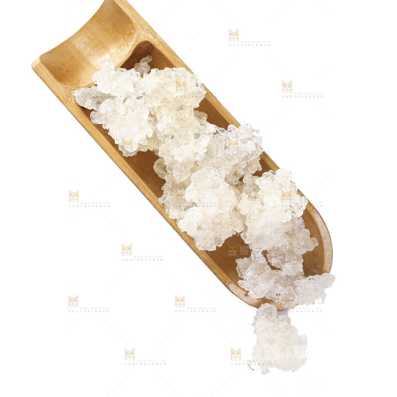 木勺上舀着雪燕