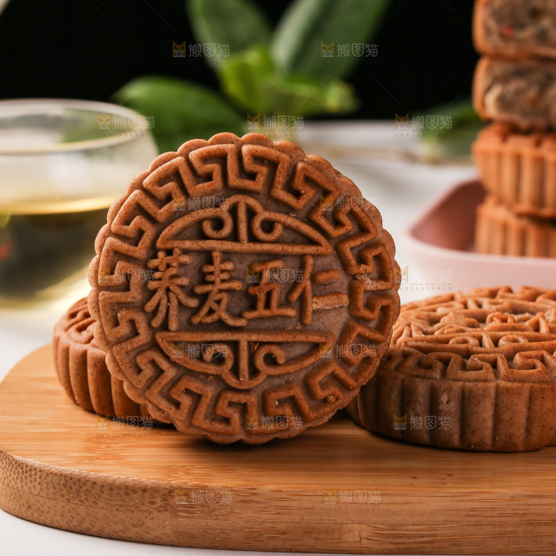 木盘上的荞麦五仁月饼