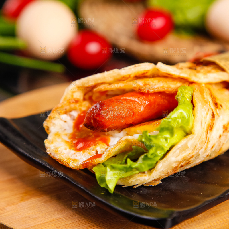 盘子里的手抓饼卷香肠鸡蛋