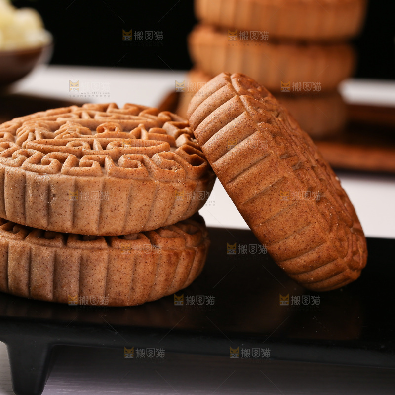 白底上的荞麦五仁月饼