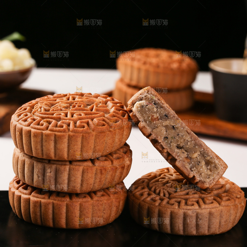 白底上的荞麦五仁月饼
