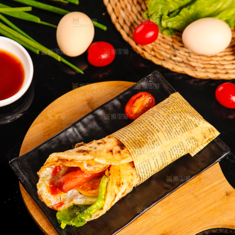 盘子里的手抓饼卷香肠
