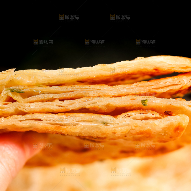 手拿着葱油饼