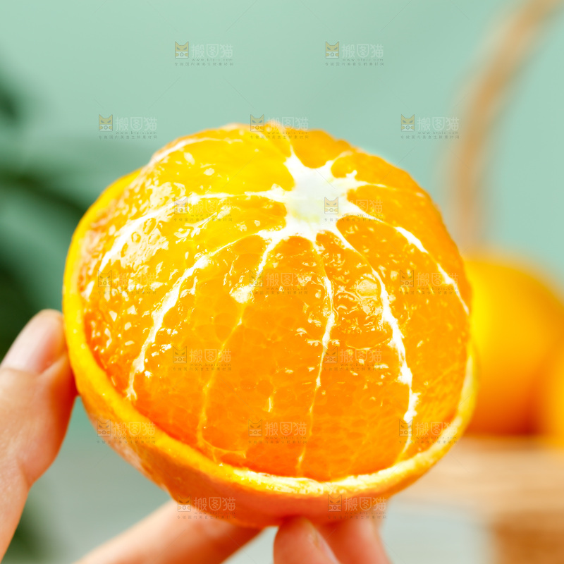 手里拿着爱媛