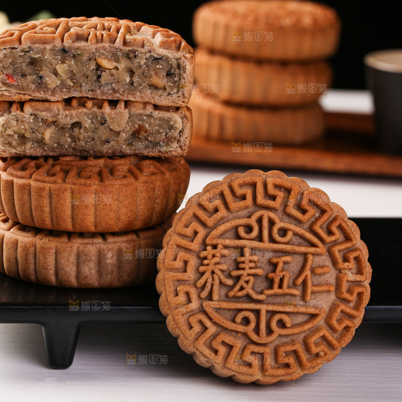 白底上的荞麦五仁月饼