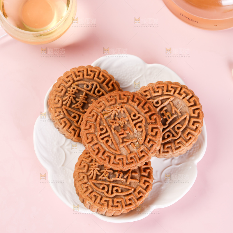 盘子里的荞麦五仁月饼