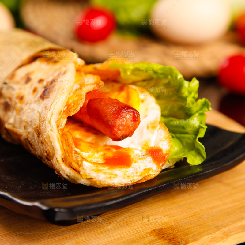 盘子里的手抓饼卷香肠鸡蛋