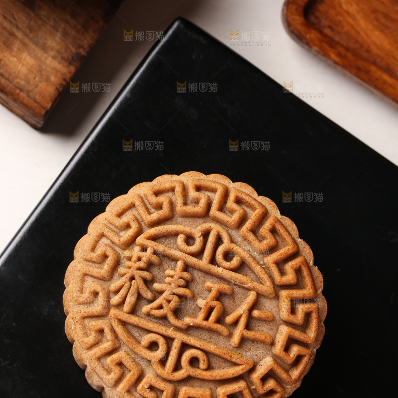 白底上的荞麦五仁月饼